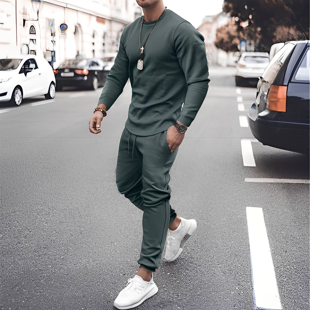 Conjunto masculino de inverno com calças, ideal para lazer. Roupa esportiva versátil e agasalho casual.