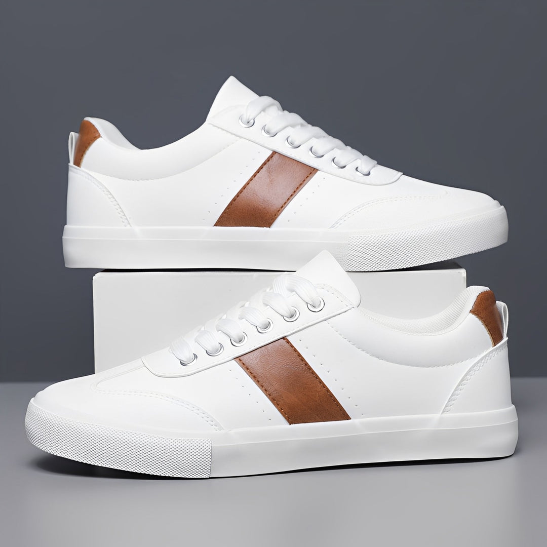 Tênis casual masculino de cano baixo branco, moderno e confortável. Ideal para o dia a dia, estilo verão e caminhada.
