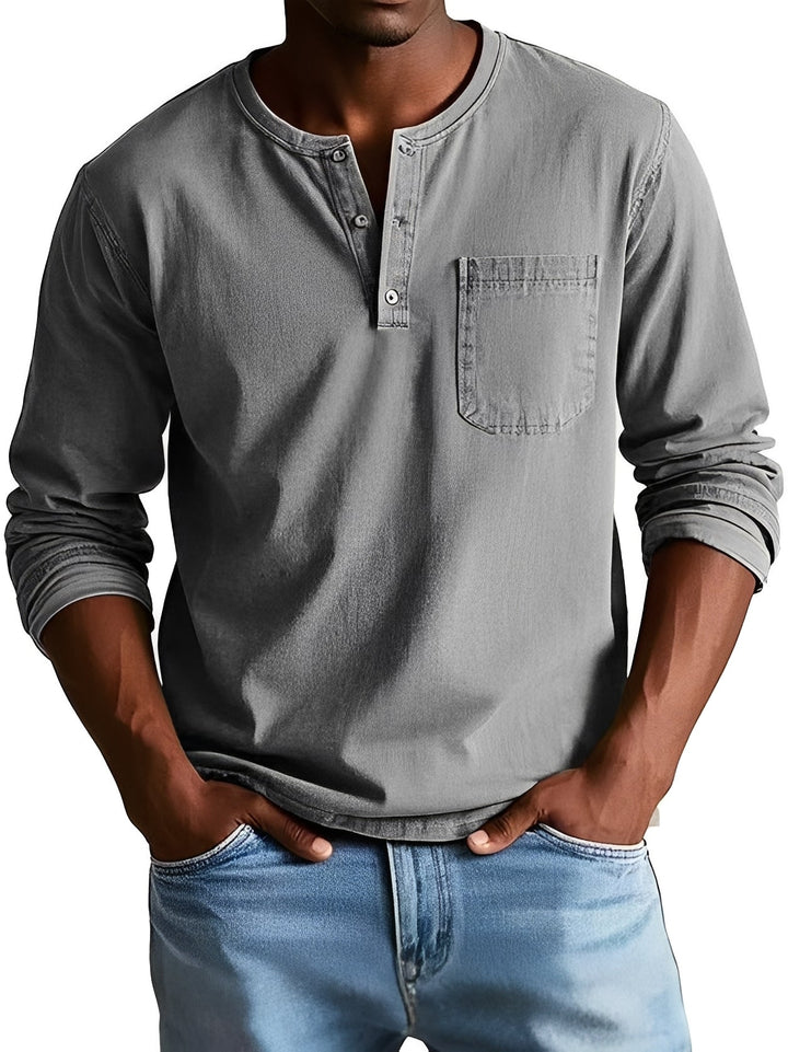 Homem veste camisa masculina casual de manga longa, exalando estilo e conforto, ótima para outono.