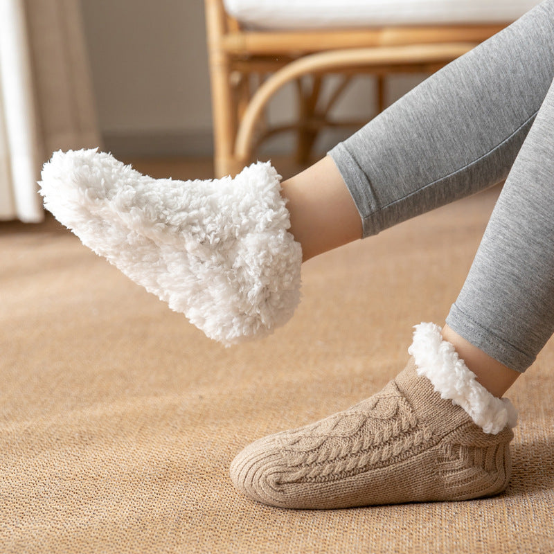 Meias femininas de inverno, quentes e antiderrapantes. Perfeitas para manter os pés aconchegantes e seguros em casa.