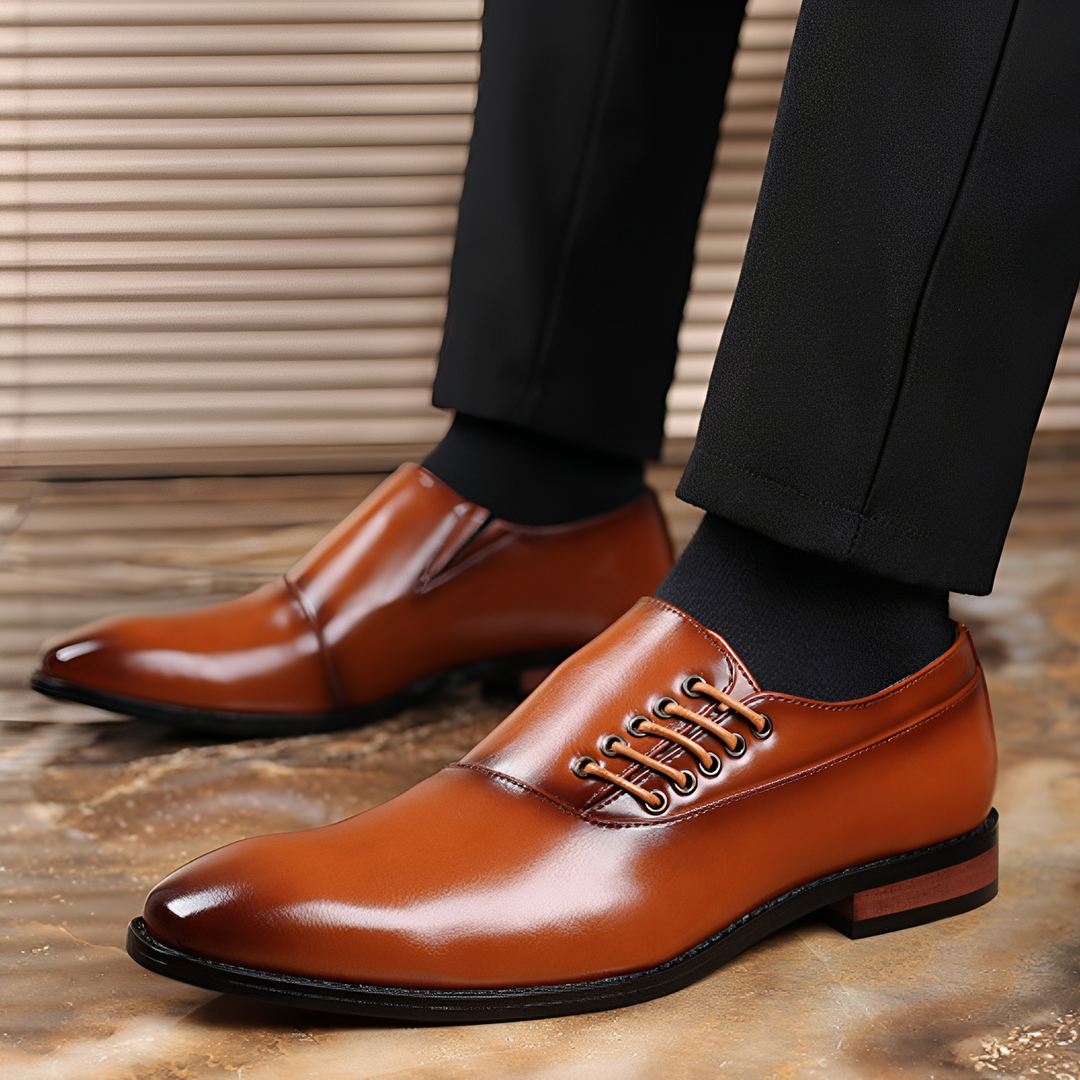Sapatos masculinos clássicos de couro preto para negócios e estilo formal elegante.