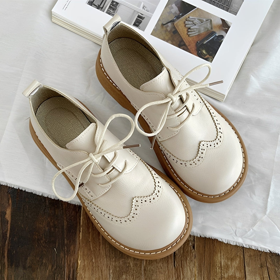 Sapatos Oxford femininos clássicos, estilo retrô elegante, perfeitos para moda casual ou formal.