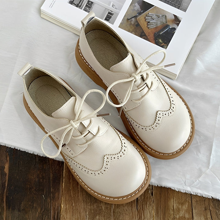 Sapatos Oxford femininos clássicos, estilo retrô elegante, perfeitos para moda casual ou formal.
