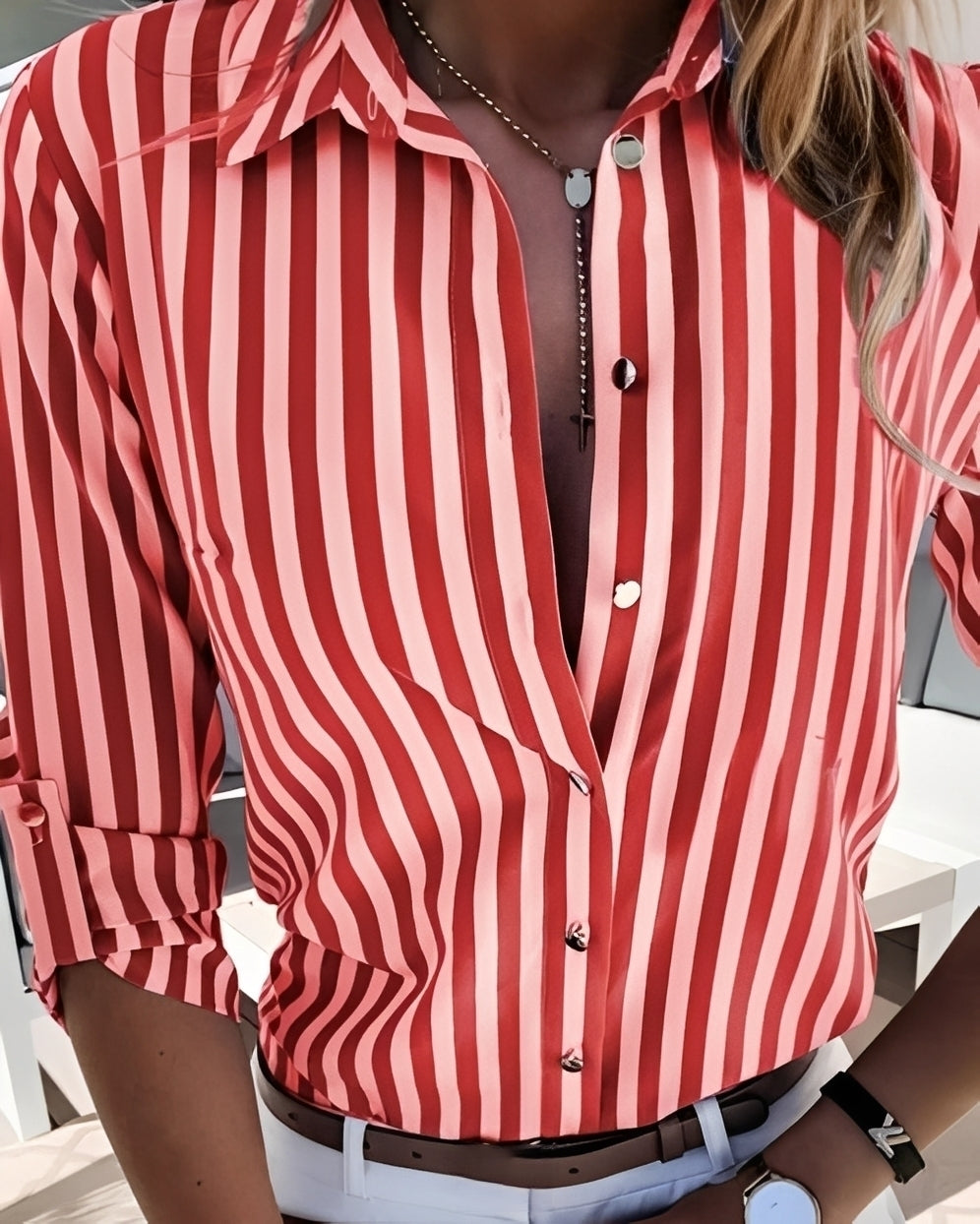 Blusa feminina listrada retrô de manga longa, design elegante e confortável. Perfeita para um look casual de verão.