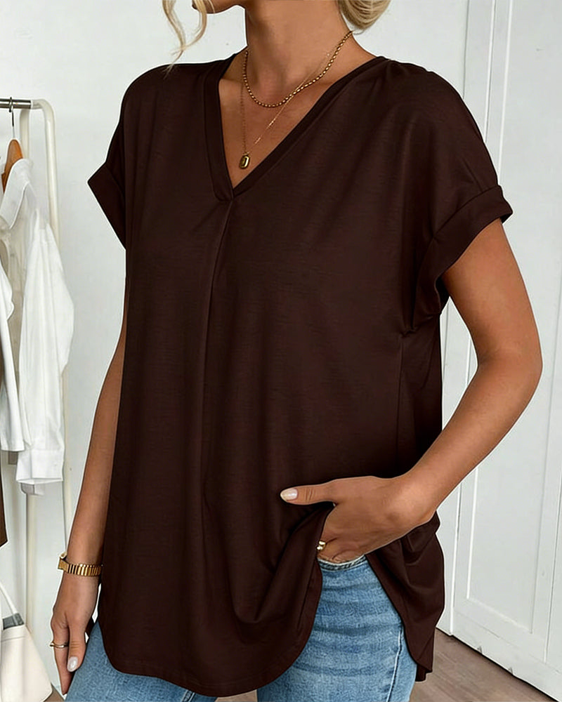 Camiseta feminina com decote V clássico e manga curta.