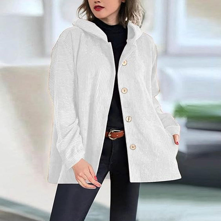 Jaqueta feminina quente para outono/inverno com capuz, combinando moda e funcionalidade.