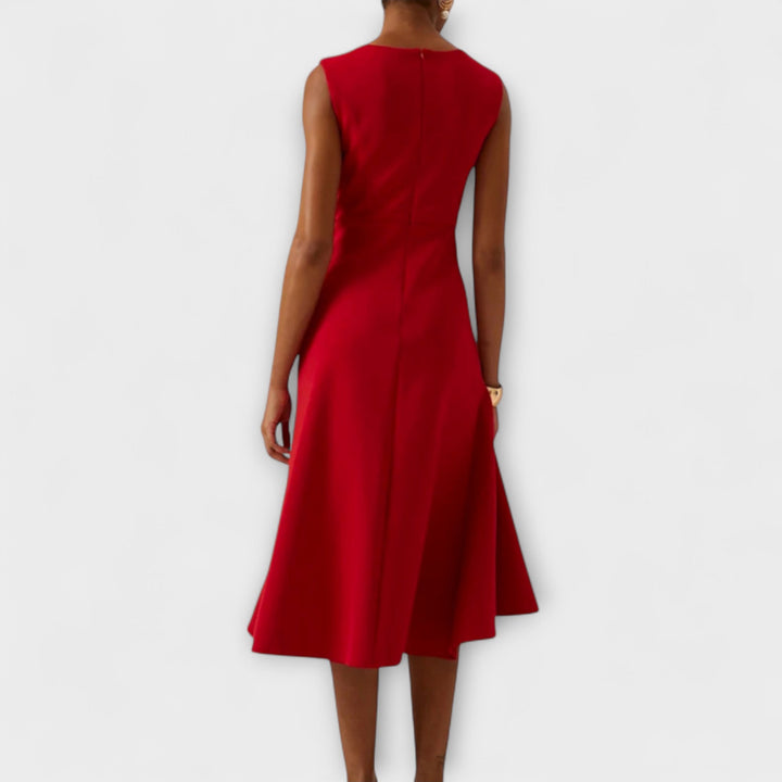 Vestido midi assimétrico drapeado, perfeito para mulheres que buscam elegância e estilo no verão.