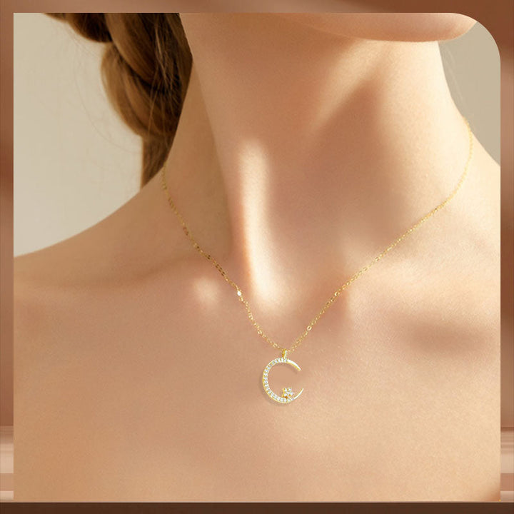 Acessório delicado: colar feminino ajustável com pingente de estrela e lua em cobre, detalhes em zircônia.