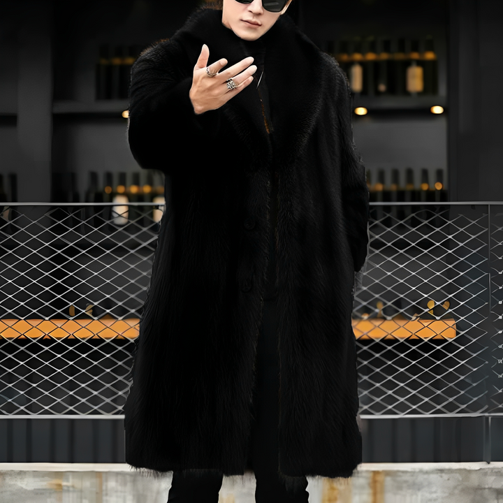 Casaco sobretudo masculino de inverno em tom marrom. Peça elegante para moda social ou casual, com conforto e estilo.