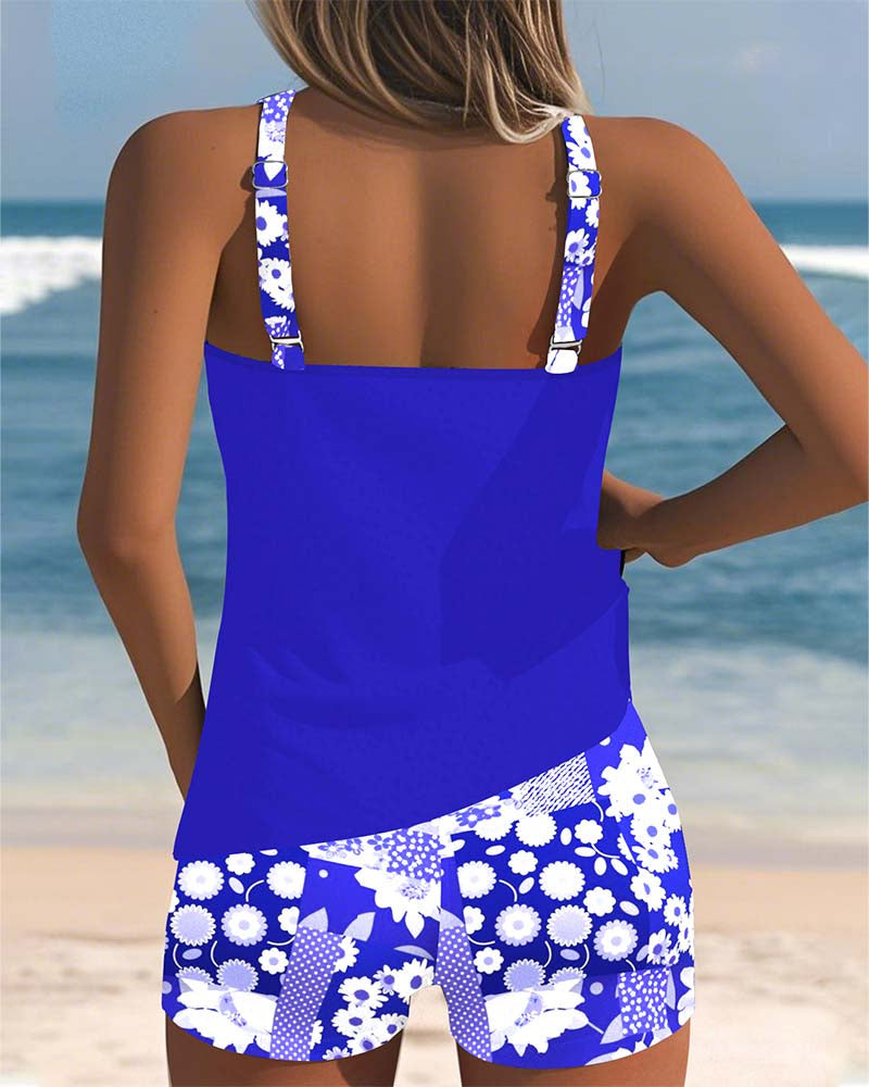 Moda praia feminina verão: tankini estampado com top e shorts para o sol.