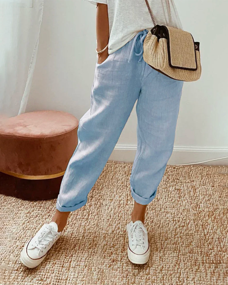 Roupa feminina: Calças Mel elegantes de perna reta, ideais para um look de trabalho ou casual chic.