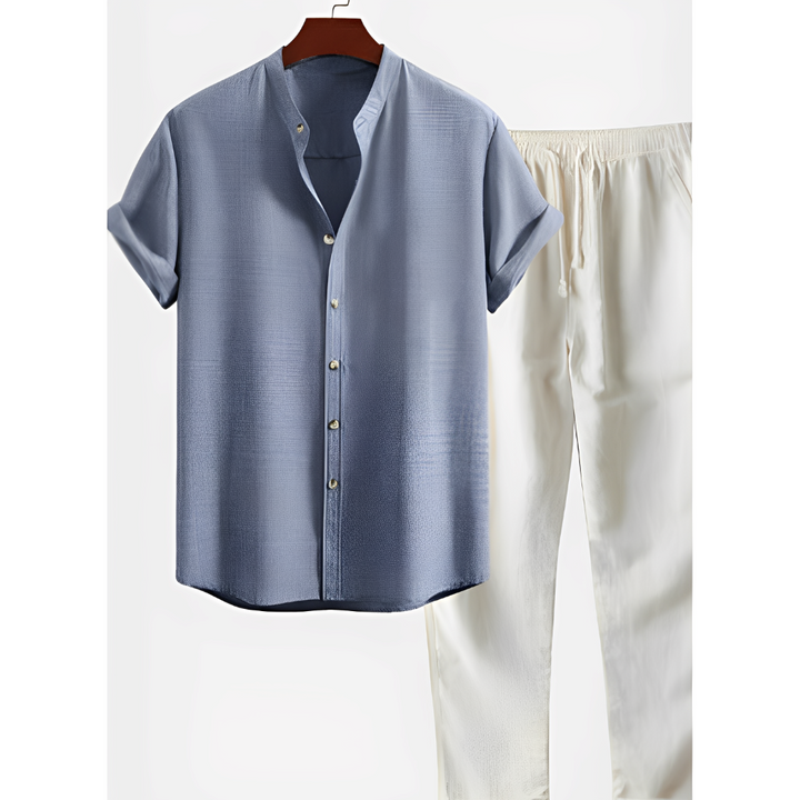 Conjunto masculino de verão versátil, perfeito para diferentes ocasiões. Roupa casual com estilo, da praia à cidade.