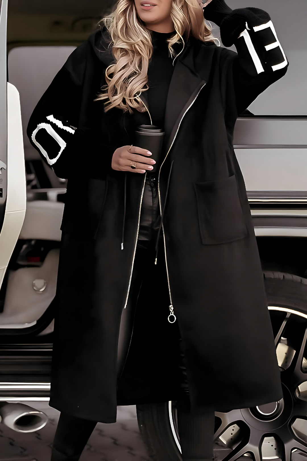 Casaco feminino Rosana, elegante e com capuz. Jaqueta versátil para o inverno, perfeito para agasalhar.