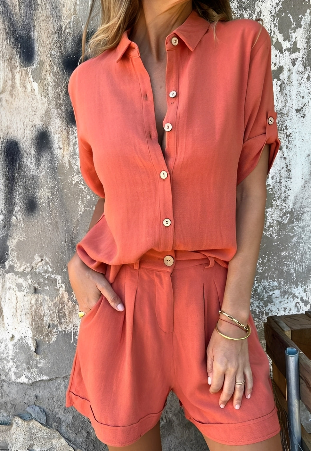 Blusa feminina casual e shorts para o verão. Roupa de verão versátil, moda feminina para praia e lazer.