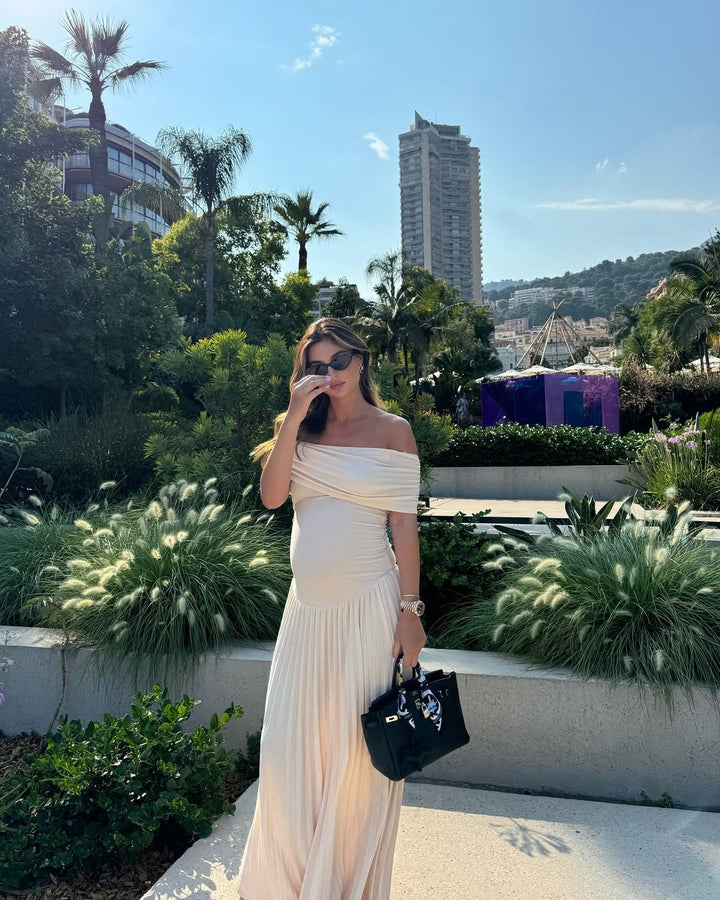 Vestido bege feminino de maternidade para festa. Roupa elegante para gravidez, eventos e celebrações.
