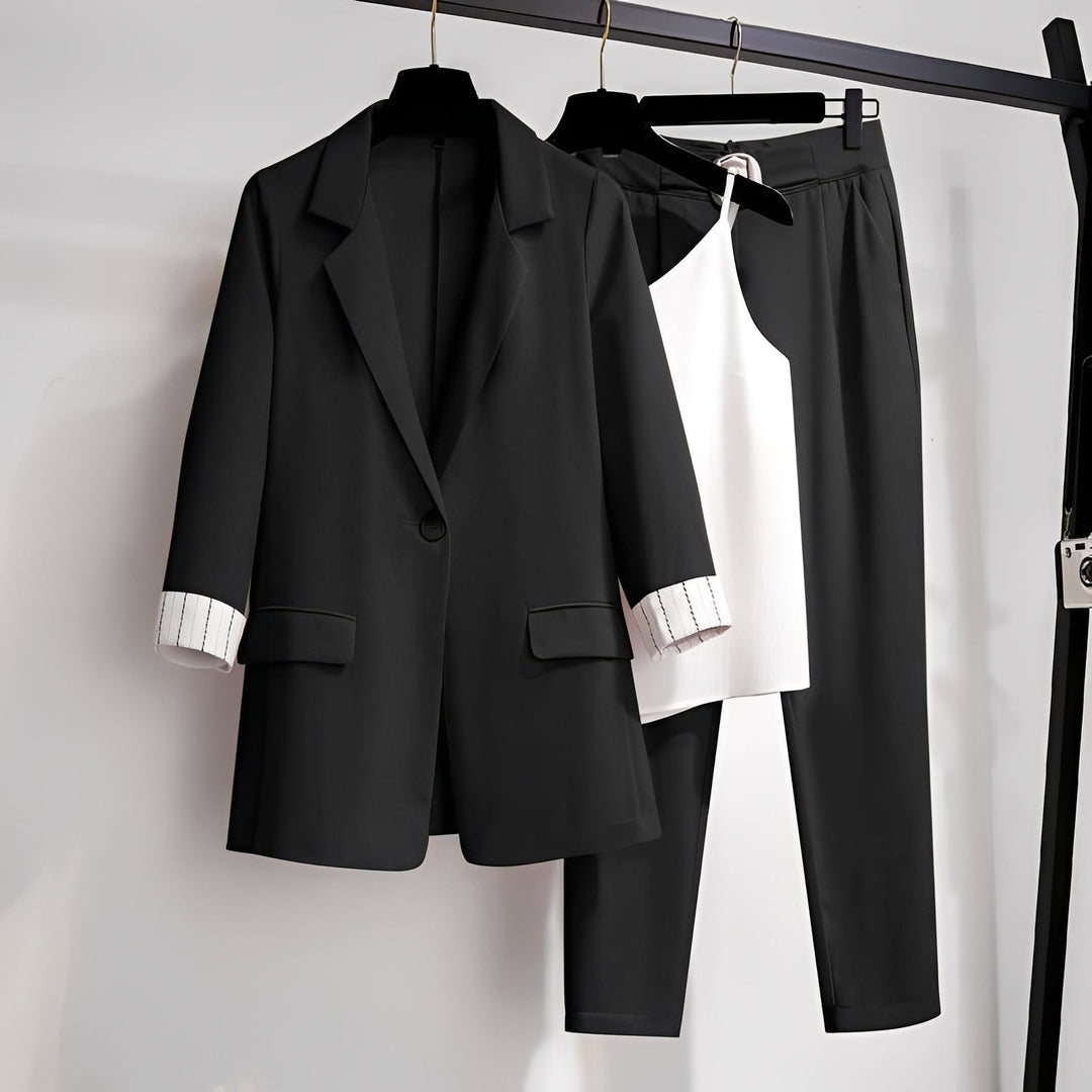 Conjunto elegante de blazer, calça e top feminino. Peças coordenadas para um look versátil social ou casual chic.