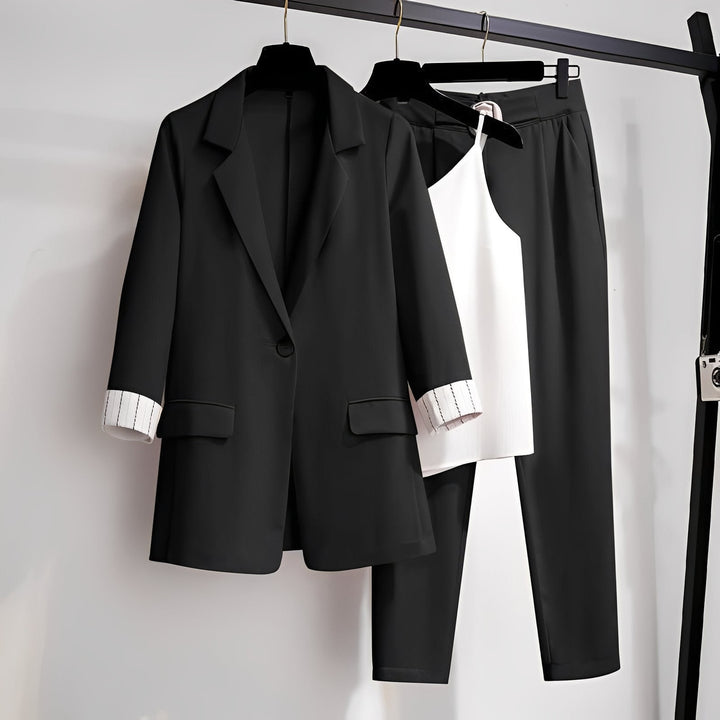Conjunto elegante de blazer, calça e top feminino. Peças coordenadas para um look versátil social ou casual chic.