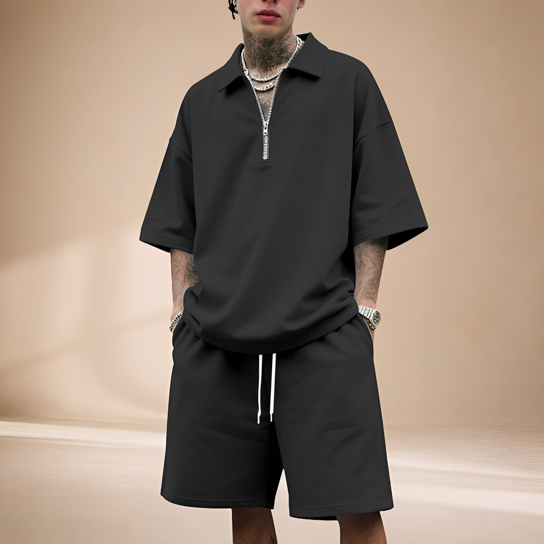 Homem usando conjunto masculino solto com zíper, desfrutando de conforto e estilo no dia a dia de verão.