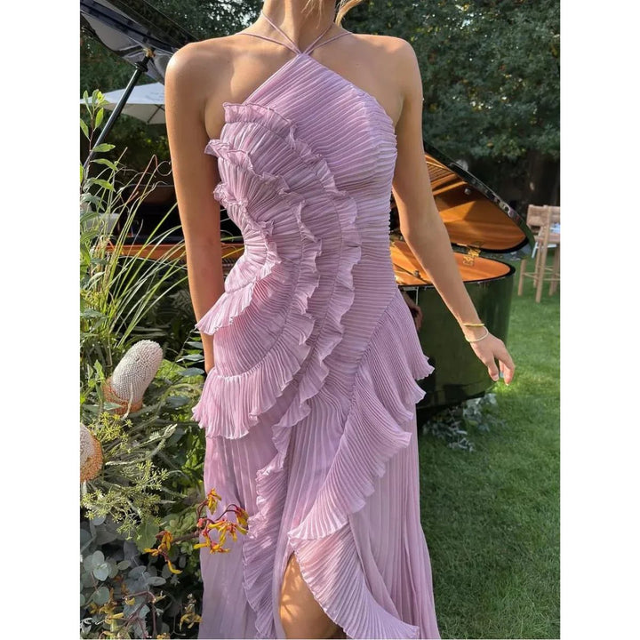 Elegante vestido de festa feminino, longo, com babados e decote halter moderno.