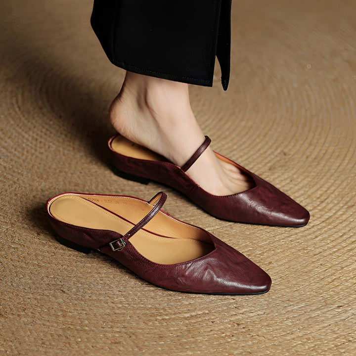 Sandálias baixas femininas com bico fechado, ideais para o verão. Conforto e elegância na moda casual.