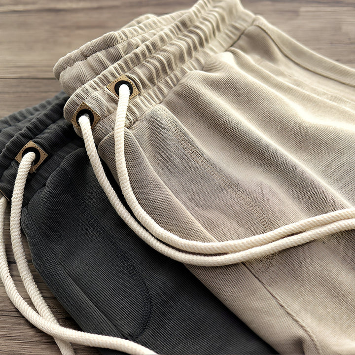 Shorts masculinos clássicos em tecido leve, perfeitos para o conforto casual do verão.