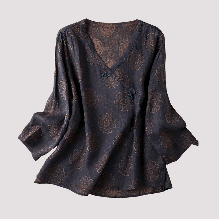 Blusa feminina com estampa floral detalhada, manga longa. Top casual e confortável, moda feminina versátil.