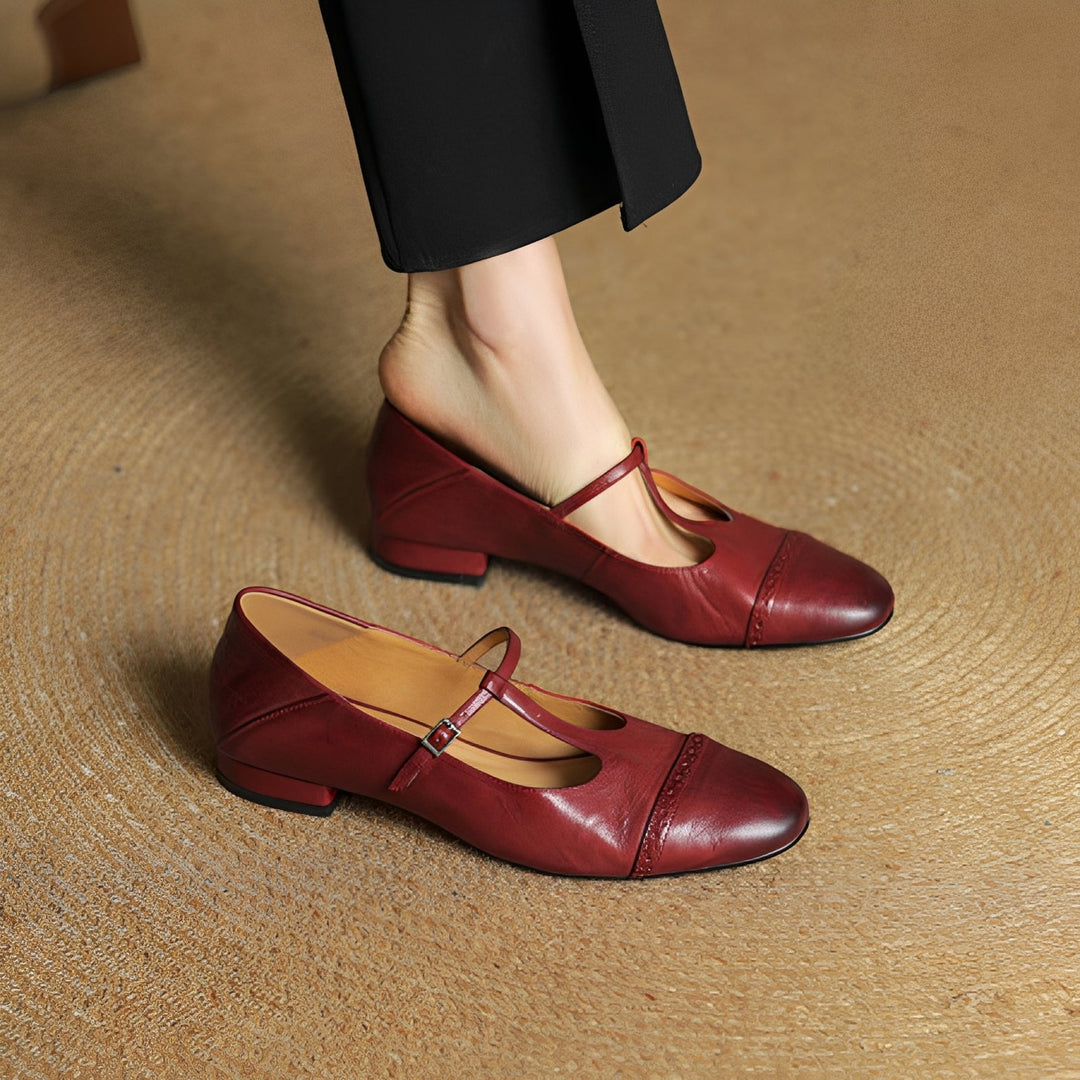 Calçado feminino elegante: sapatilhas Bella com fivela T, ideais para conforto casual e moda diária.