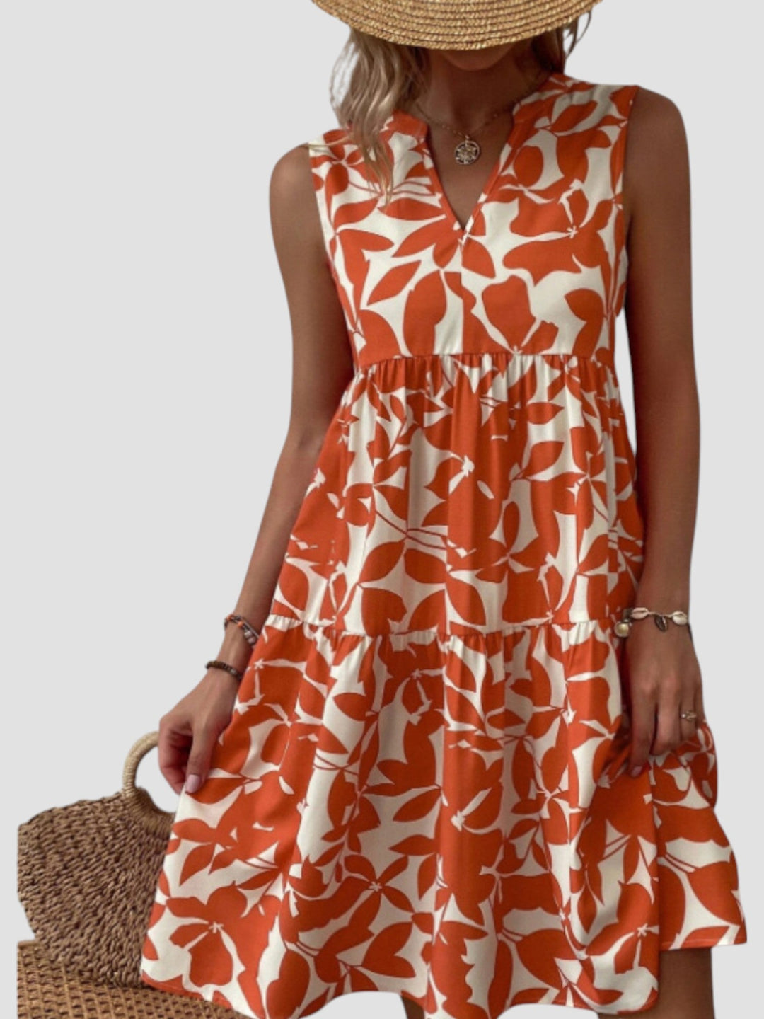 Vestido midi feminino estampado com folhas, perfeito para o verão. Confortável e elegante para a praia.