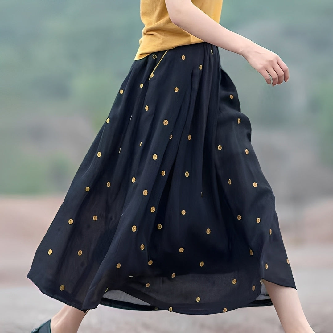 Saia feminina de cintura-alta com estampa de bolinhas. Confortável e com bolsos, ideal para um look verão retrô.