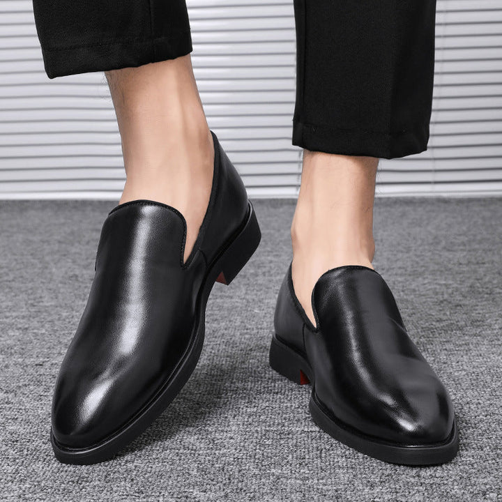 Mocassim masculino polido marrom, sapato versátil para looks casuais ou formais. Conforto e estilo.