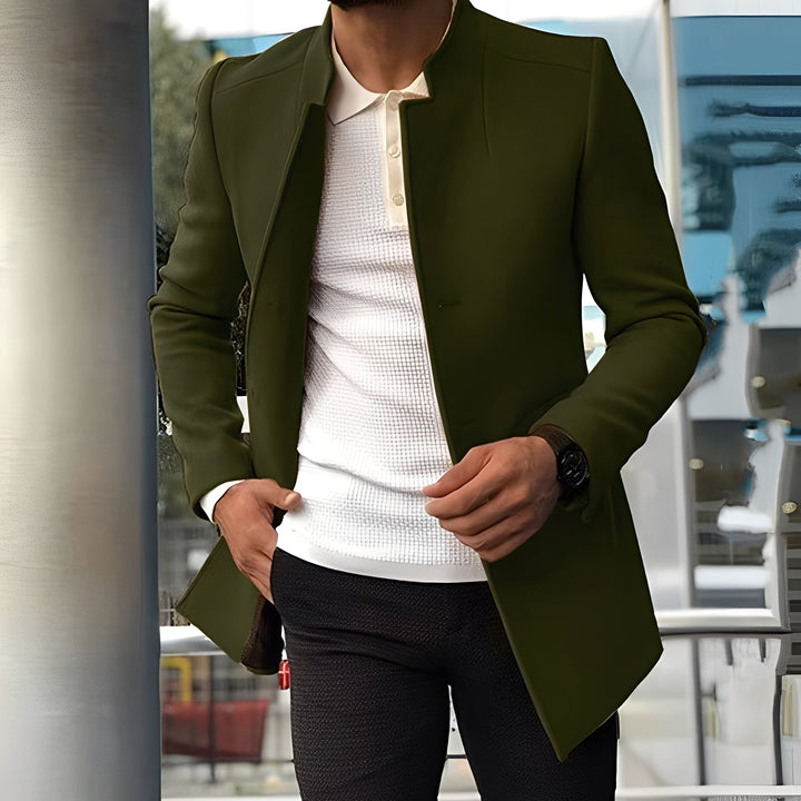 Modelo de jaqueta masculina elegante, slim-fit, perfeita para complementar looks de moda masculina no outono/inverno.
