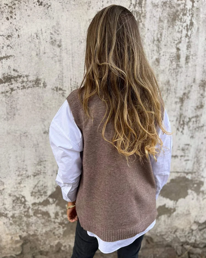 Colete feminino elegante para todas as estações. Um item de moda versátil que proporciona conforto e um visual sofisticado.