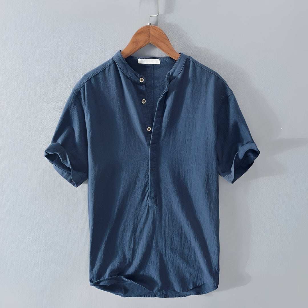 Camisa masculina básica de manga curta, estilo casual para o verão em cores clássicas. Conforto e versatilidade.
