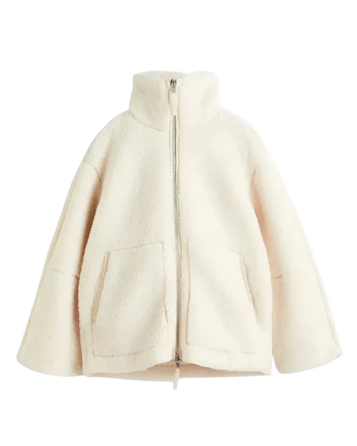 Jaqueta feminina moderna e elegante de inverno, perfeita para looks casuais e estilosos. Realça a moda feminina.