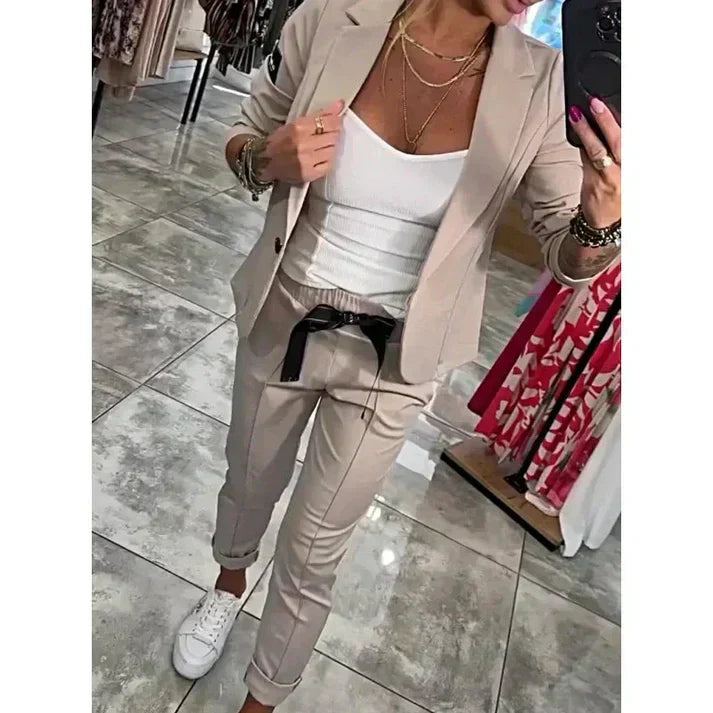 Confortável conjunto feminino de duas peças: jaqueta feminina e calça jogger. Perfeito para o dia a dia.