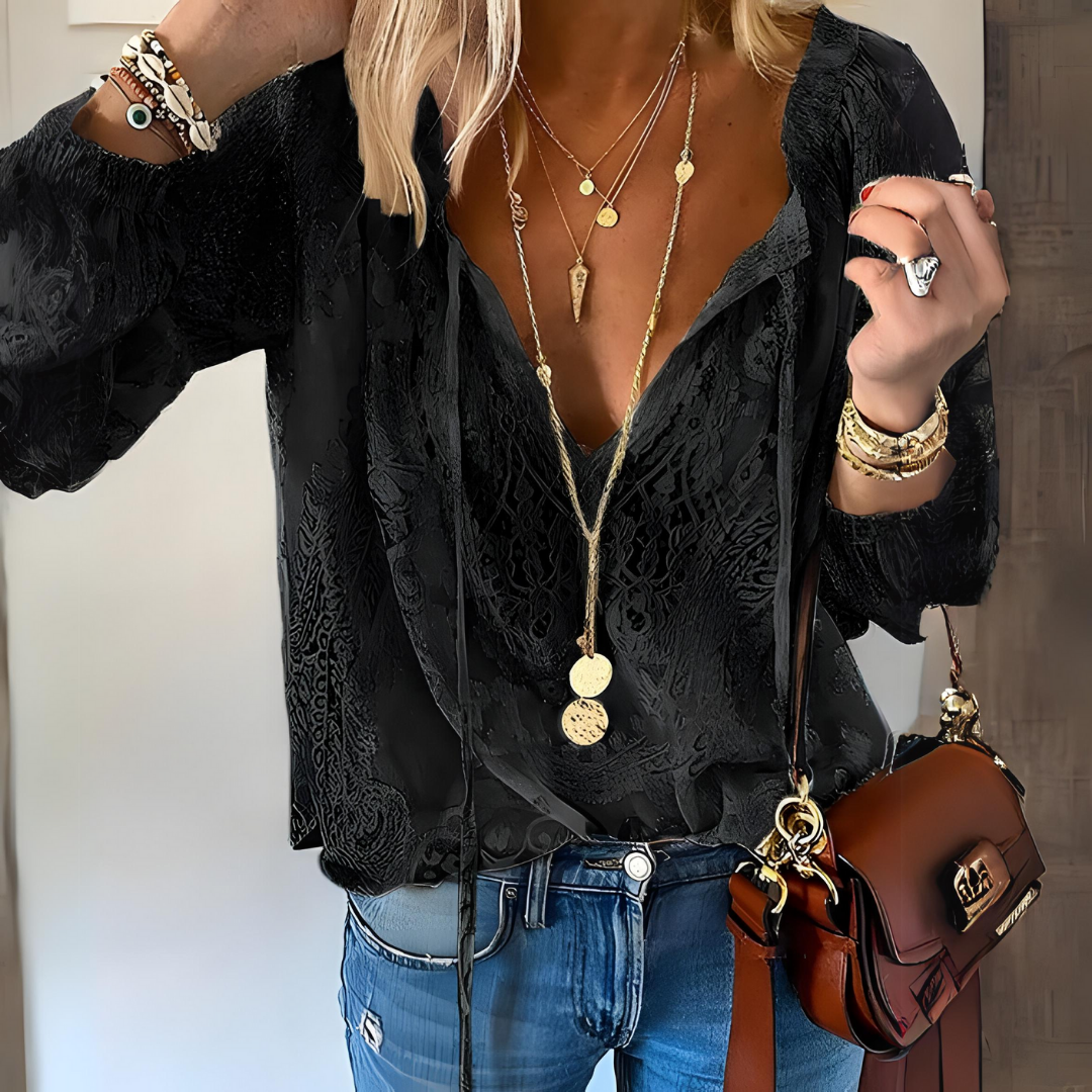 Blusa feminina vintage de manga longa com renda e laço no decote. Estilo boho chic, casual e elegante.