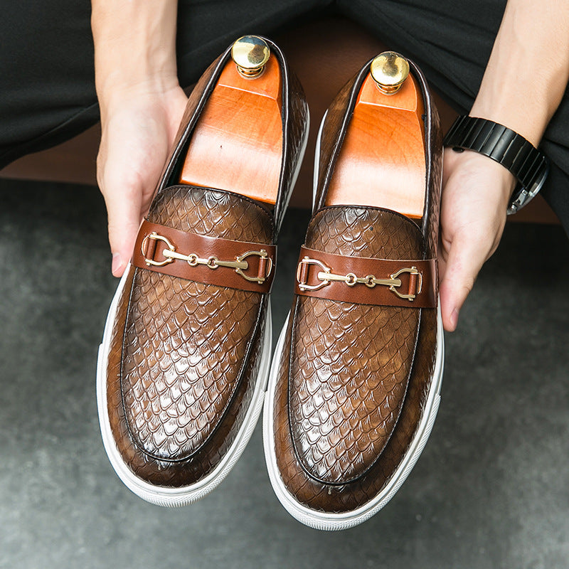 Mocassim masculino clássico marrom, calçado elegante social, perfeito para um look refinado e atemporal.