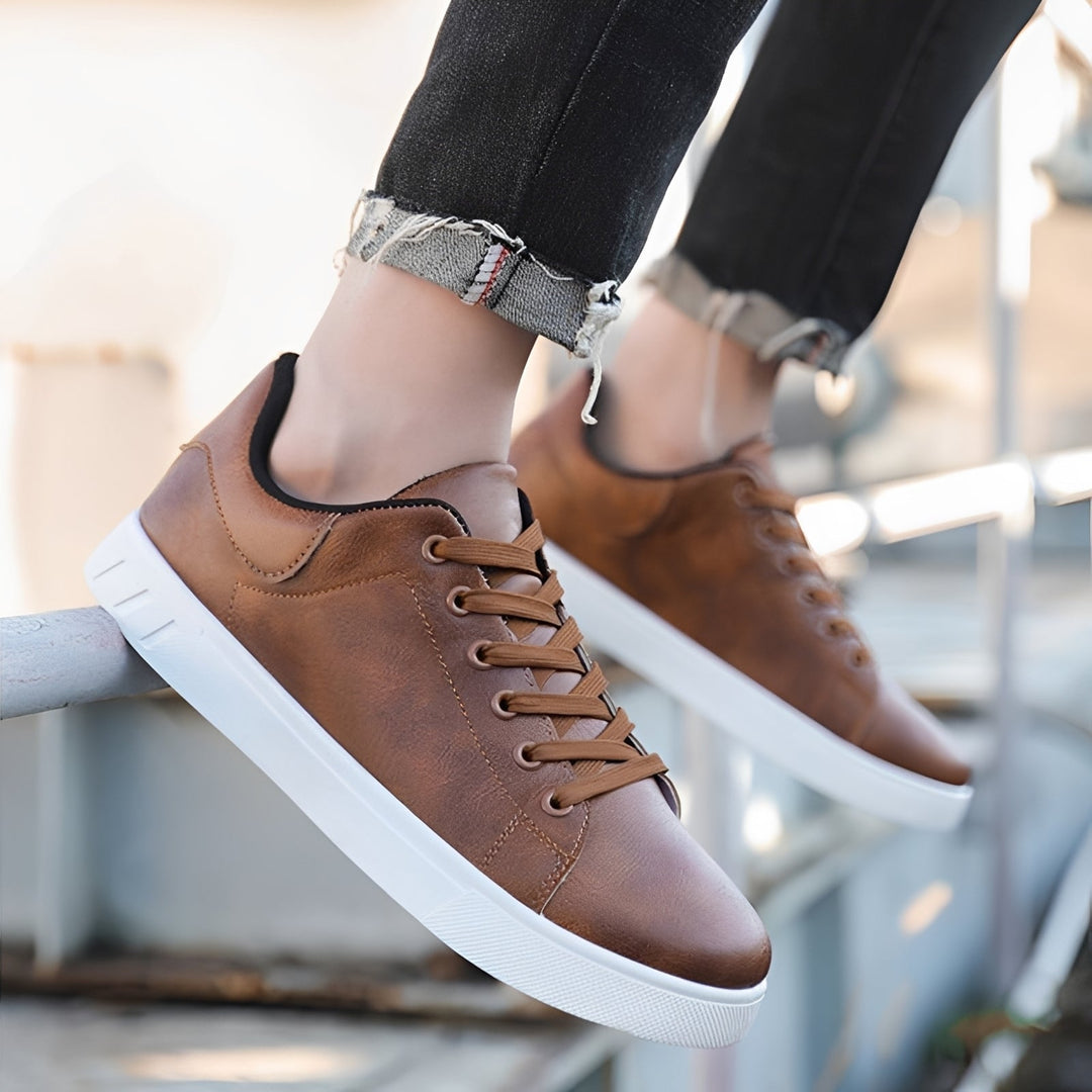 Tênis masculino casual baixo marrom para conforto diário. Ideal para o dia a dia e o verão com estilo e praticidade.