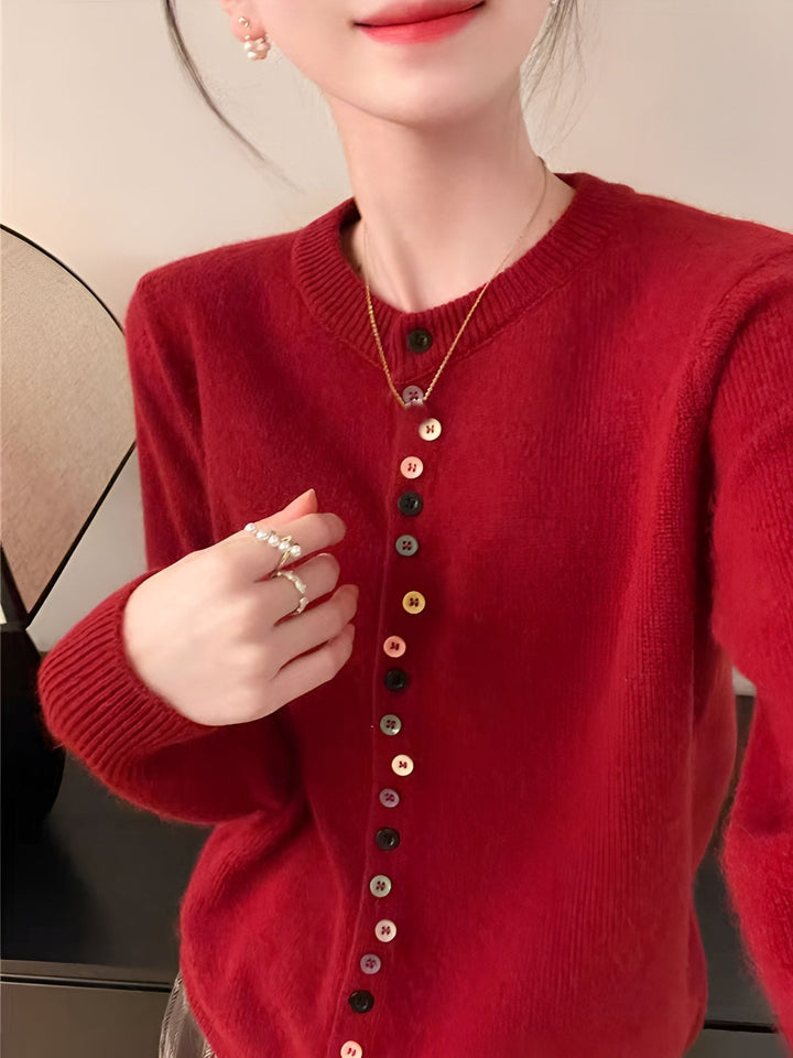 Colete feminino Nora, com botões, para um vestuário versátil. Adicione um toque elegante e confortável ao seu estilo casual.