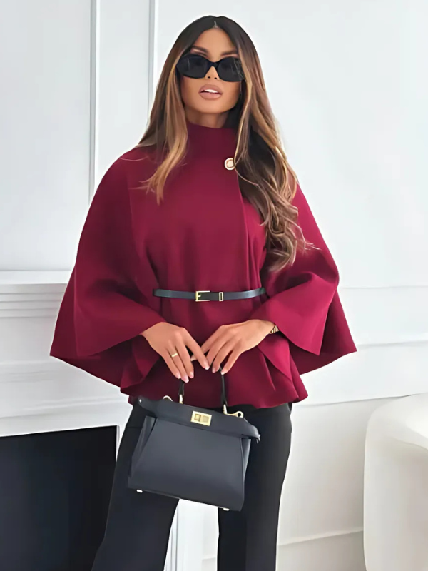 Moda feminina outono/inverno: Casaco bege elegante com cintura fina. Roupa chique e agasalho confortável.