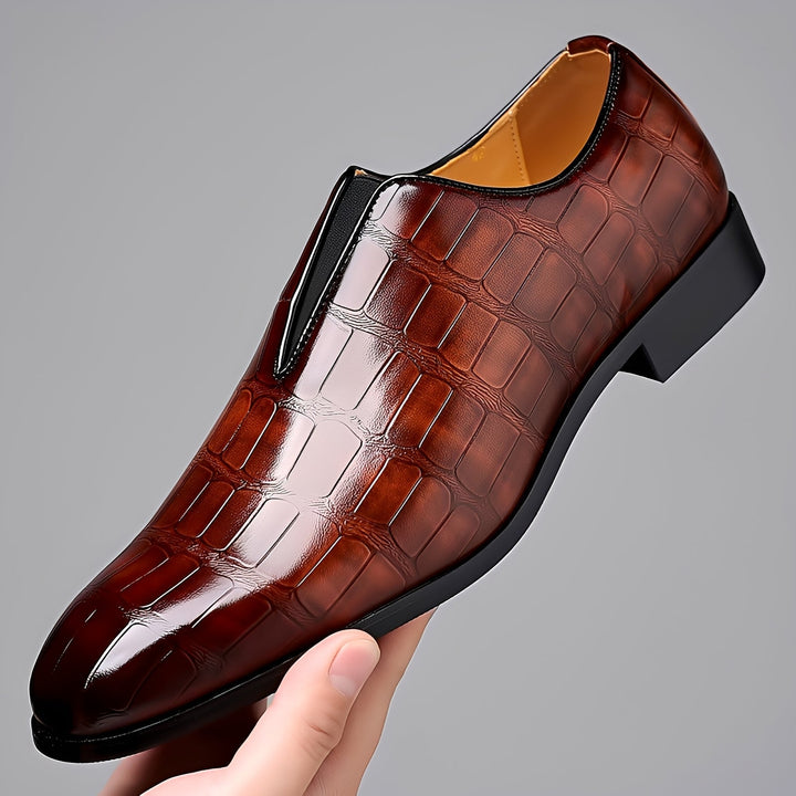 Mocassins masculinos formais em couro, perfeitos para um estilo elegante. Conforto diário garantido, ideal para sapato social.