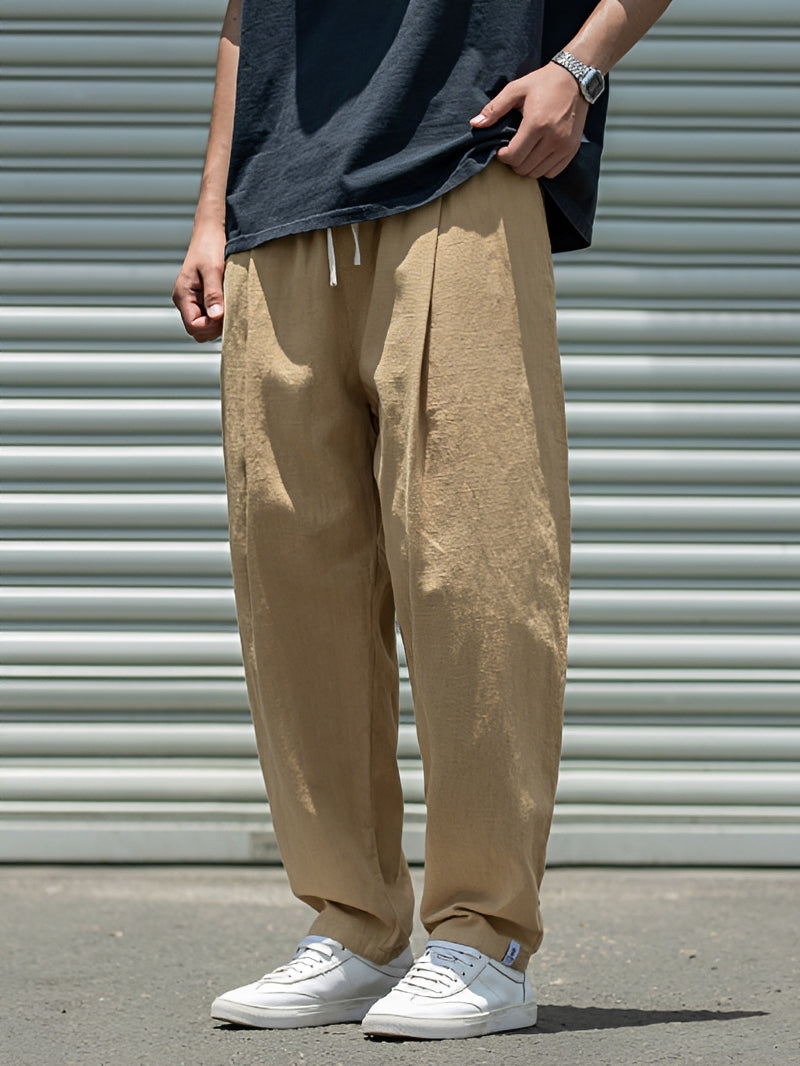 Calça masculina reta larga de verão, tecido arejado para conforto casual. Roupa solta ideal para dias quentes e estilo relaxado.