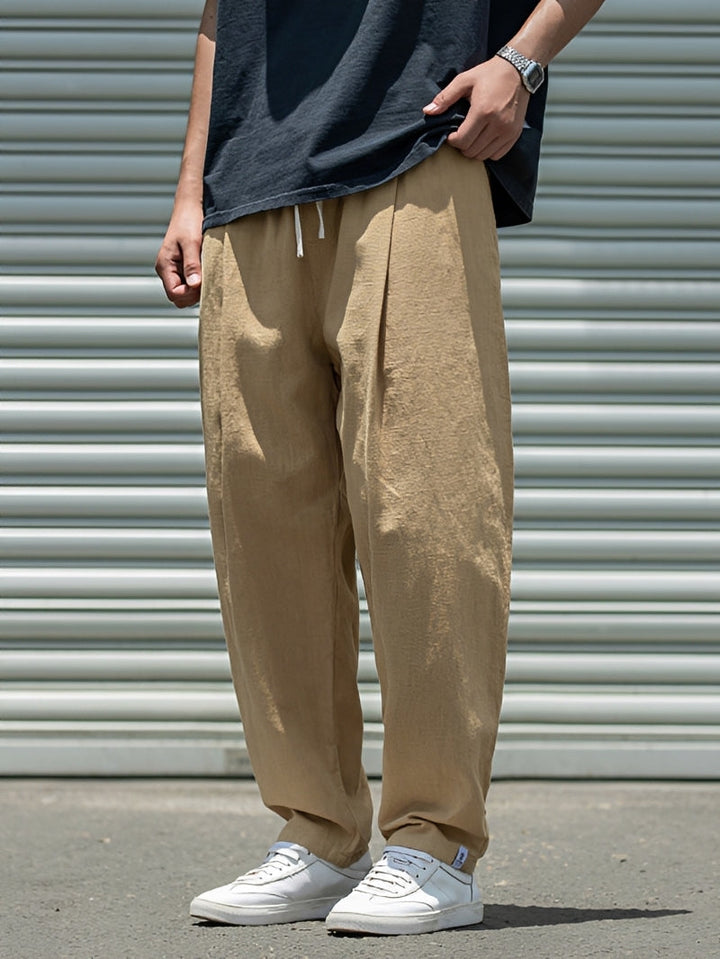 Calça masculina reta larga de verão, tecido arejado para conforto casual. Roupa solta ideal para dias quentes e estilo relaxado.