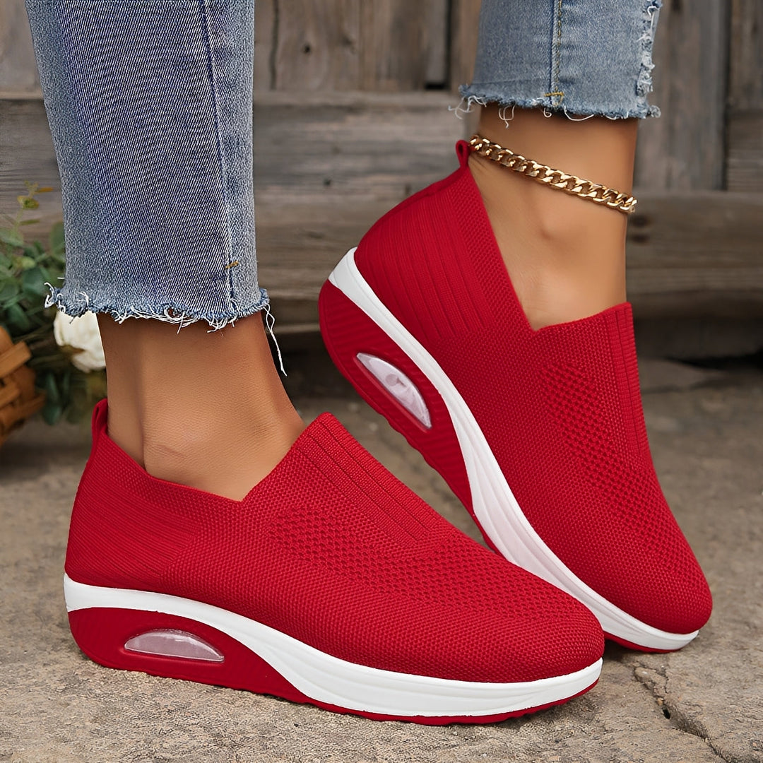 Sapatos de caminhada femininos respiráveis. Proporcionam conforto e suporte ideais para longas caminhadas no verão.