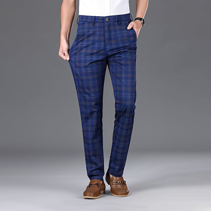Moda masculina: calças xadrez casuais e versáteis. Estilo elegante para o dia a dia, combinando conforto e tendência.