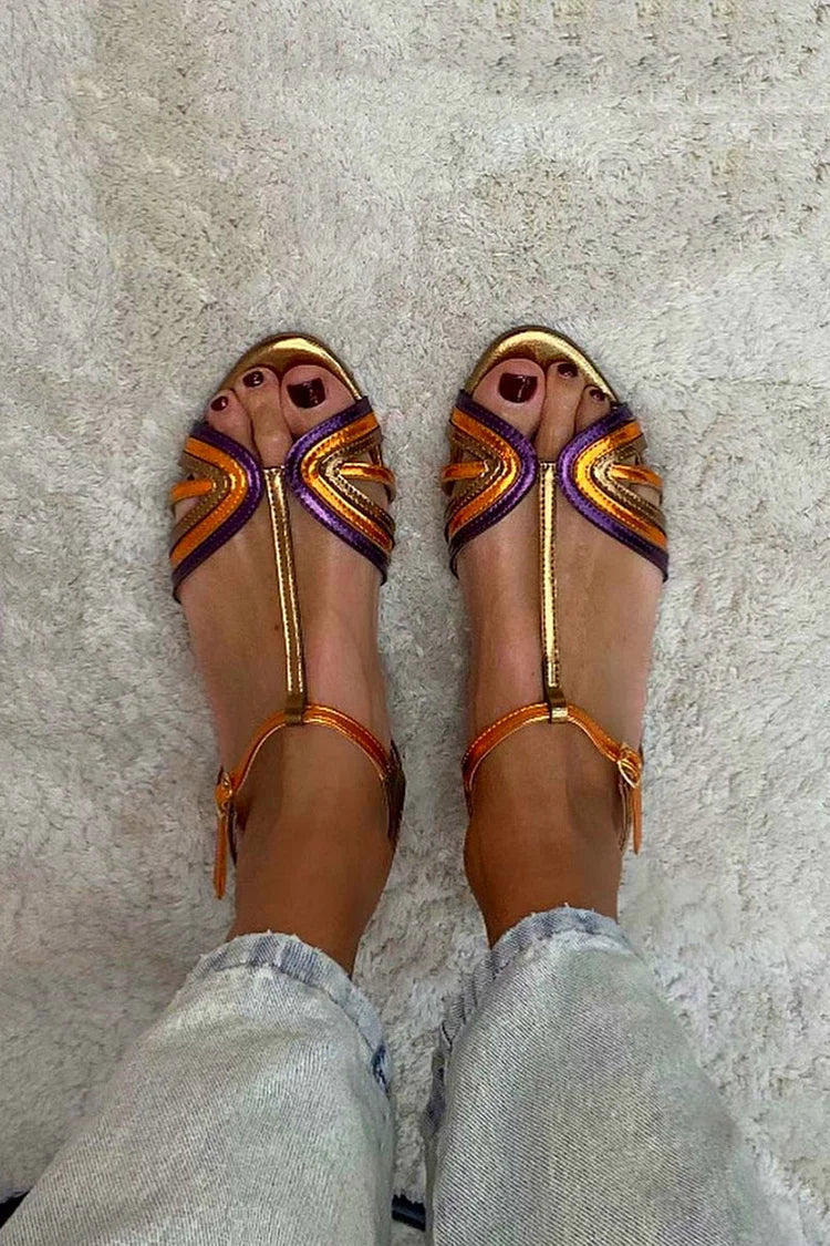 Sandália feminina dourada com fivela, tira colorida, ideal para verão, moda e conforto; sapatos de estilo.