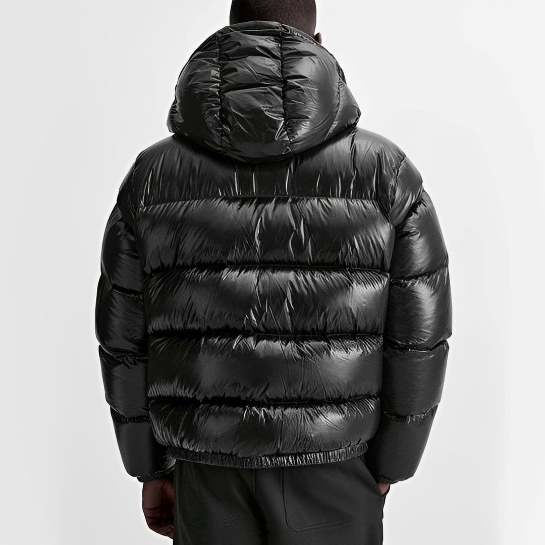 Roupa de inverno masculina com capuz, acolchoada para frio extremo. Estilo casual e agasalho.