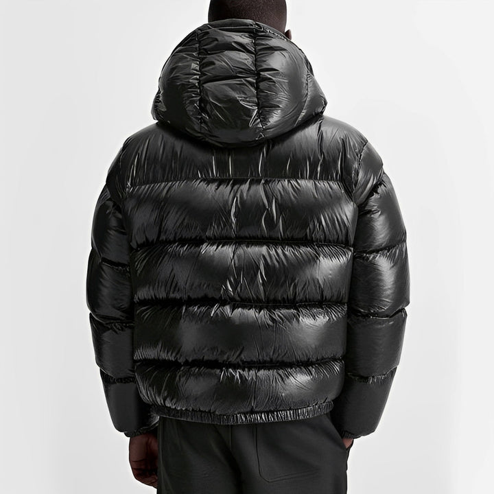 Roupa de inverno masculina com capuz, acolchoada para frio extremo. Estilo casual e agasalho.