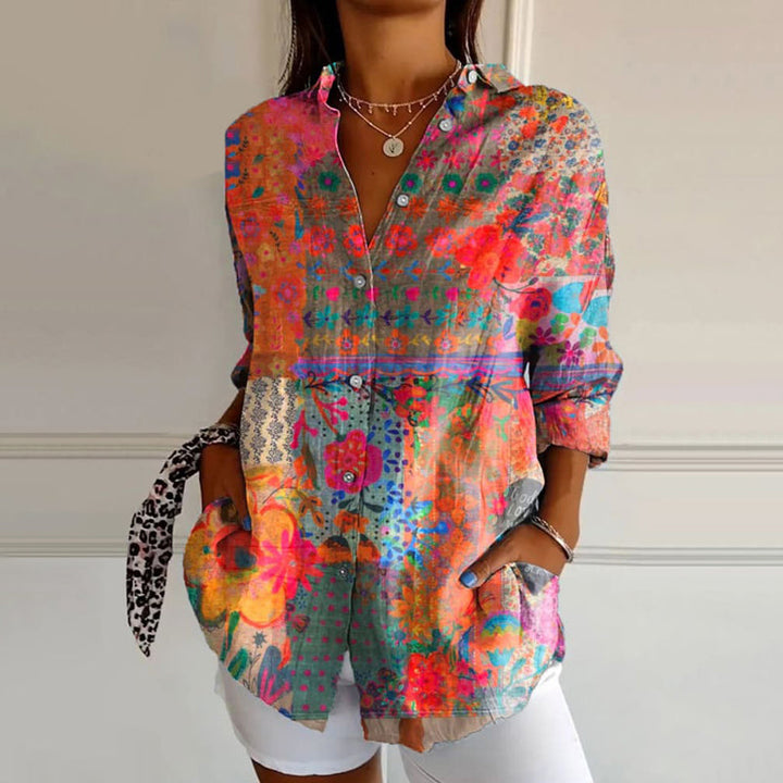 Camisa feminina elegante com estampa floral vibrante, perfeita para moda verão e looks casuais. Conforto e estilo.