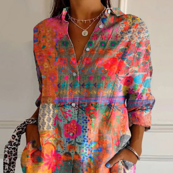 Blusa feminina versátil com estampa floral multicolorida, ideal para o verão, casual e look diário elegante.